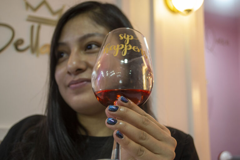 Pose uñas con efecto y copa de vino